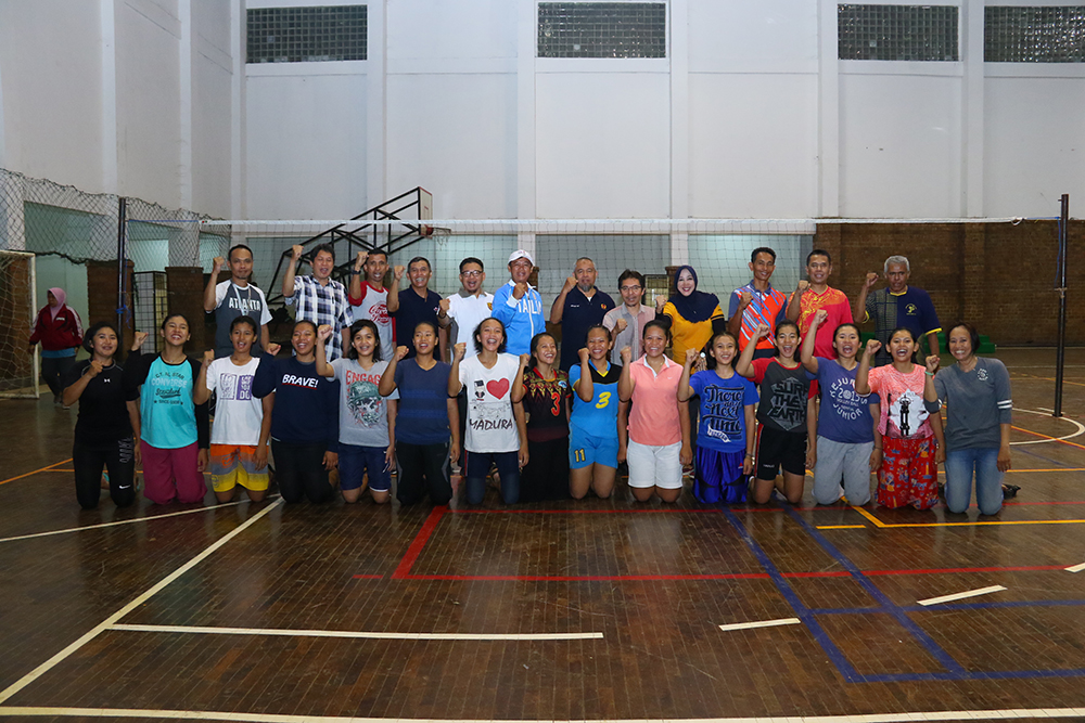 Amri Yusra, Ketua Umum KONI Kota Depok berfoto bersama para atlet Voli Indoor Putra Kota Depok usai latihan di GOR Kartika, CIlodong.