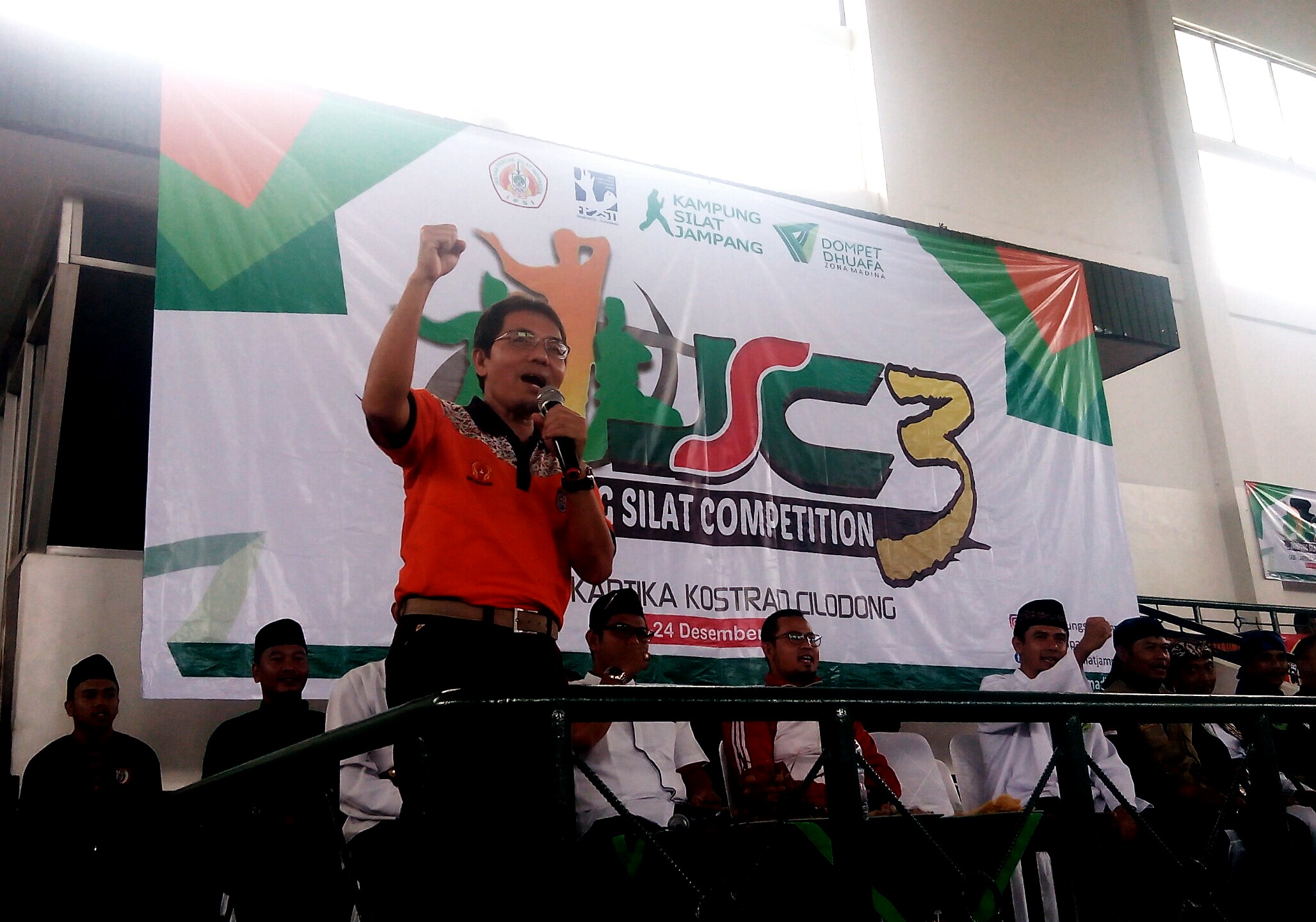 Ketua KONI memberikan semangat kepada pesilat yang akan mengikuti ajang Jampang silat Competition di GOR Kartika Kostrad Cilodong Jawa Barat