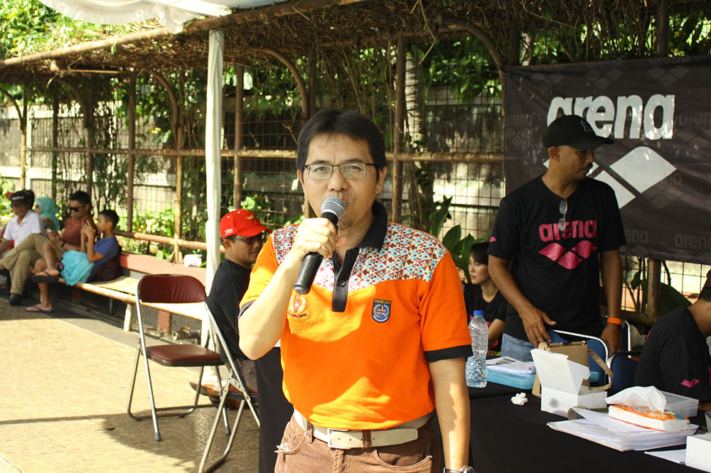 Ketua KONI Kota Depok saat memberikan sambutan di kejuaraan Amaraish Arena Cup 3 di kolam renang Hotel Bumi Wiyata Depok