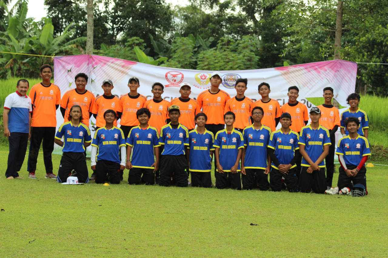 Tim Putra Cricket Kota Depok foto bersama Tim Putra Cricket Kota Bogor
