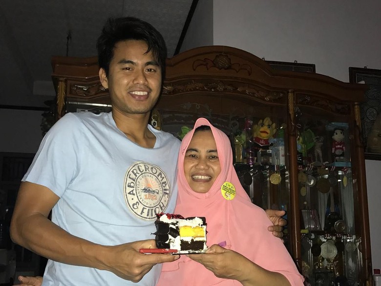 Tontowi Ahmad memberi kue ultah untuk sang ibu pada bulan September lalu (Foto: Instagram @tontowi18)