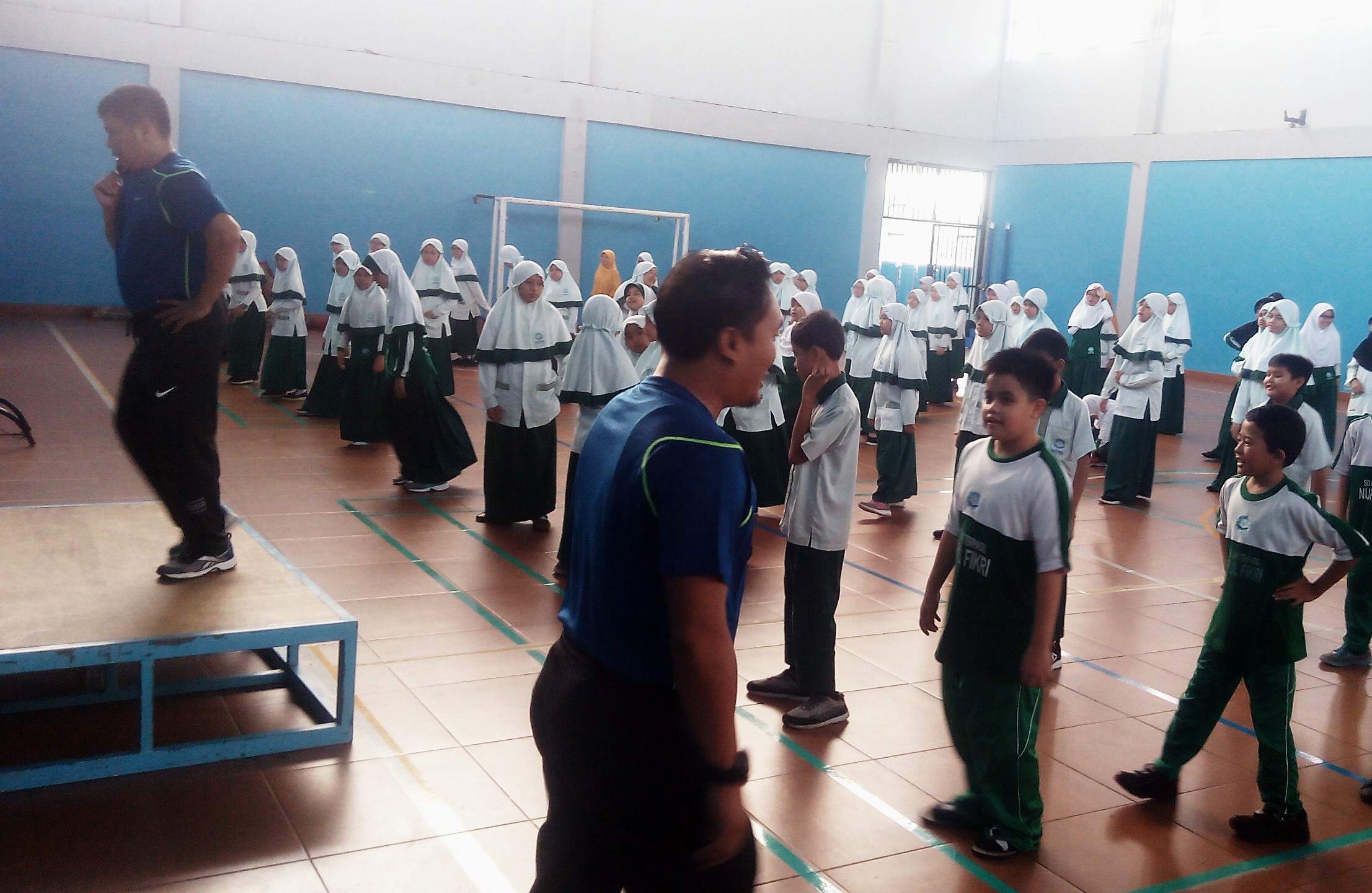 para siswa SDIT Nurul Fikri sedang melakukan gerakan senam KIT yang di pandu oleh Trainer dari tim senam KIT