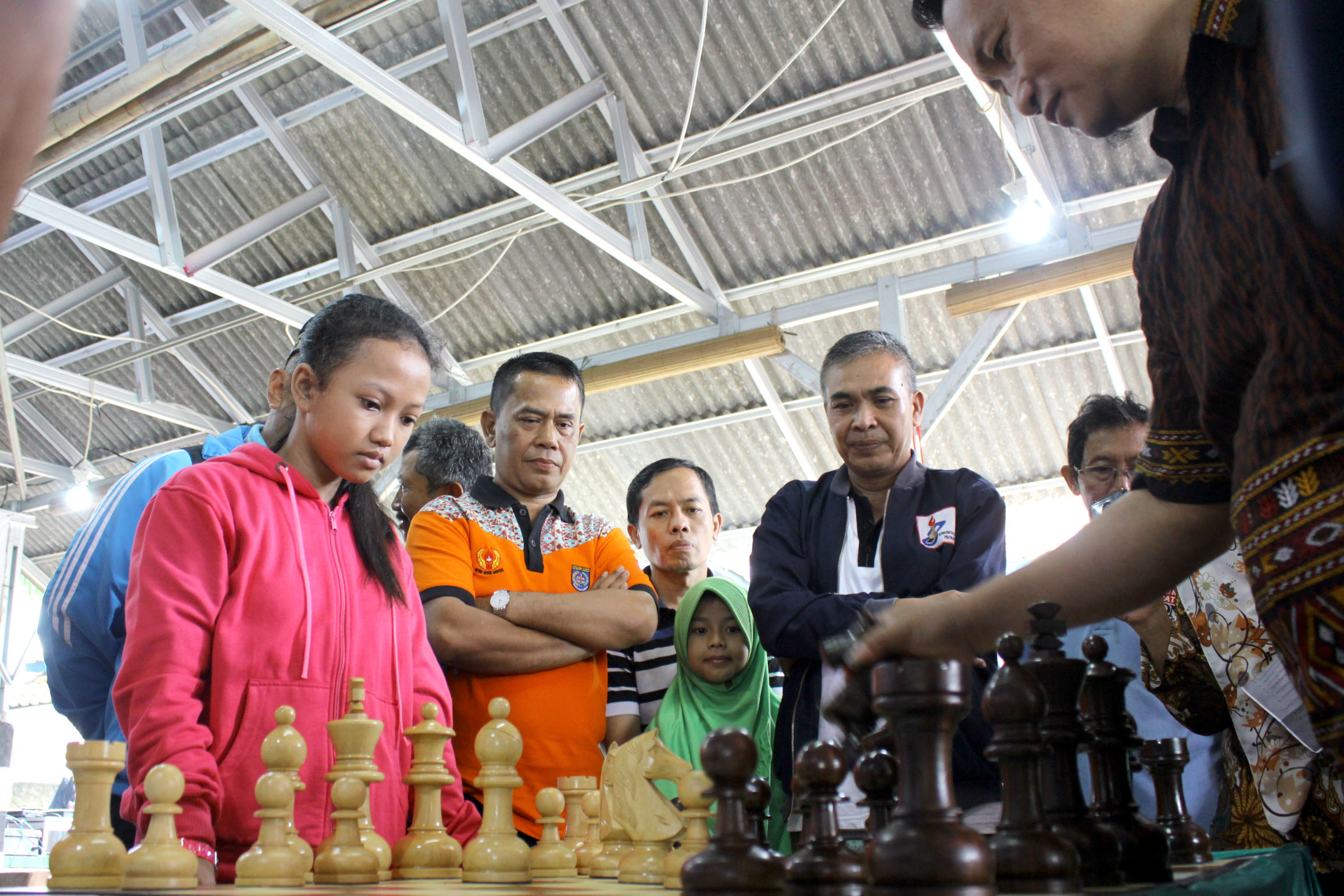 Hery Suprianto Wakil ketua 1 Koni Kota Depok Serius memperhatikan permainan catur cepat di acara  open turnamen catur Pion 8, Cilodong Kota Depok Jawa barat, (02/03/19).