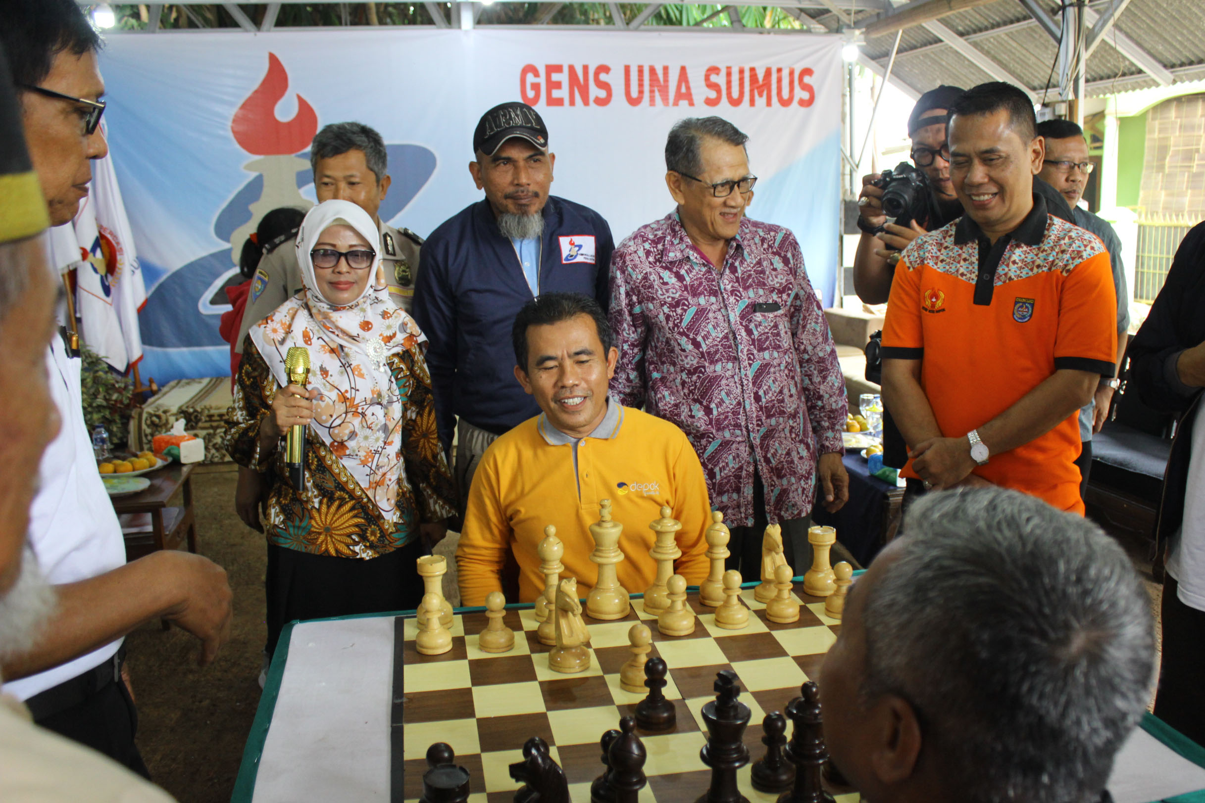 Camat Cilodong H.Mulyadi SH.,MA. bermain catur di pembukaan open turnamen catur Pion 8 Cilodong, Kota Depok Jawa barat, (02/03/19).